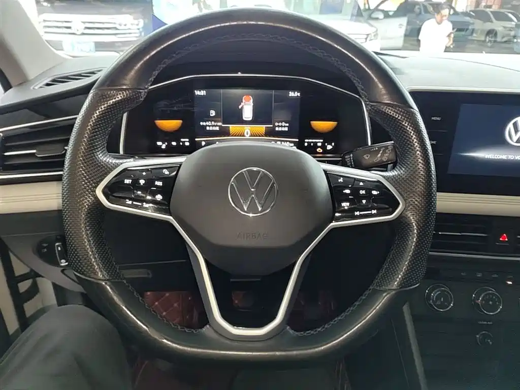 Volkswagen Tiguan L — фото 11