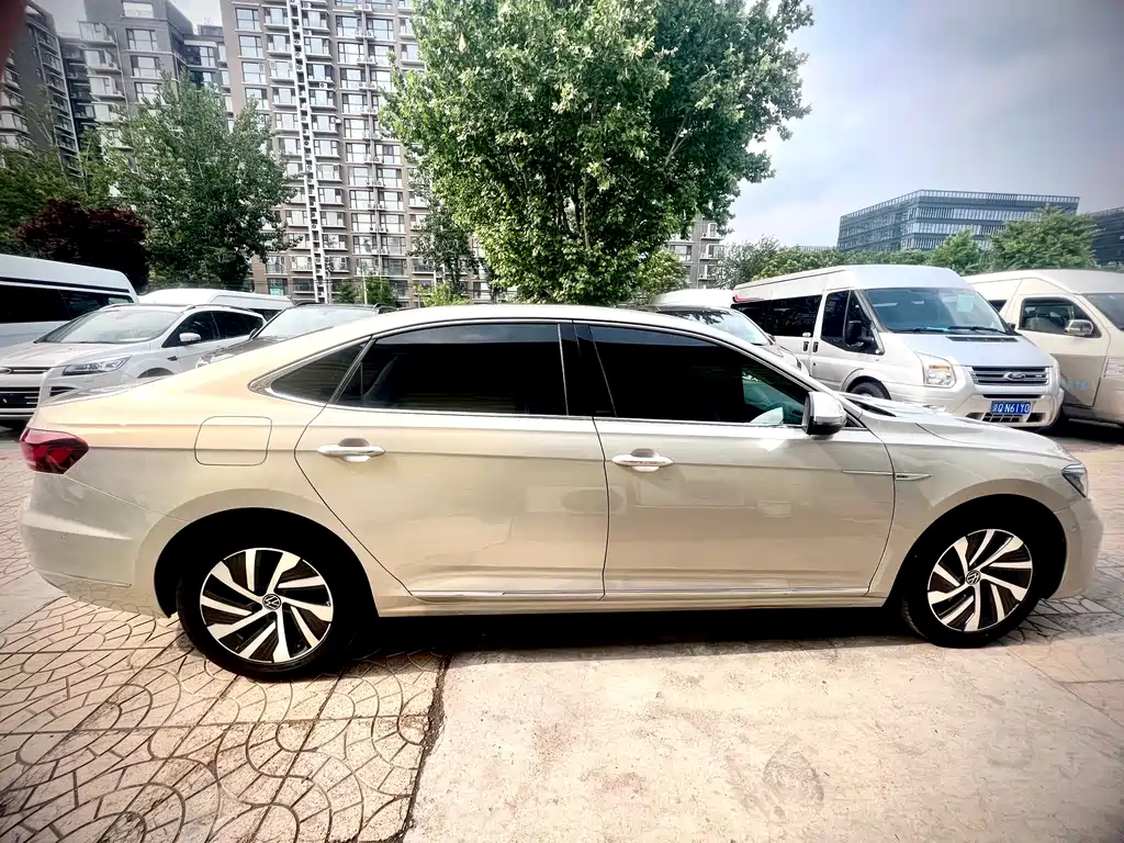 Volkswagen Passat PHEV — фото 4