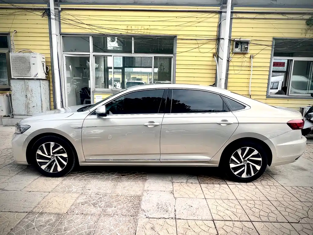 Volkswagen Passat PHEV — фото 8
