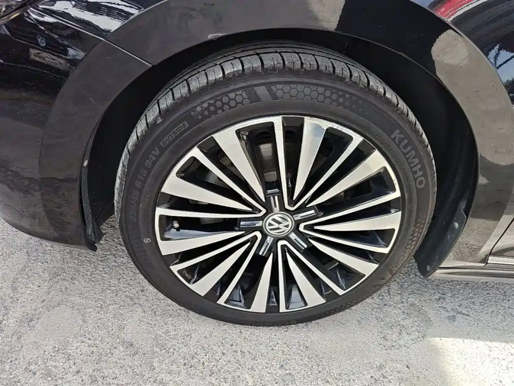 Volkswagen Passat — фото 23