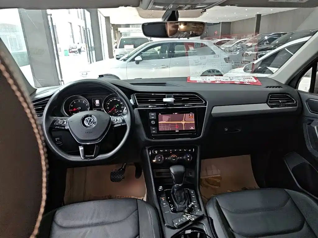 Volkswagen Tiguan L — фото 6