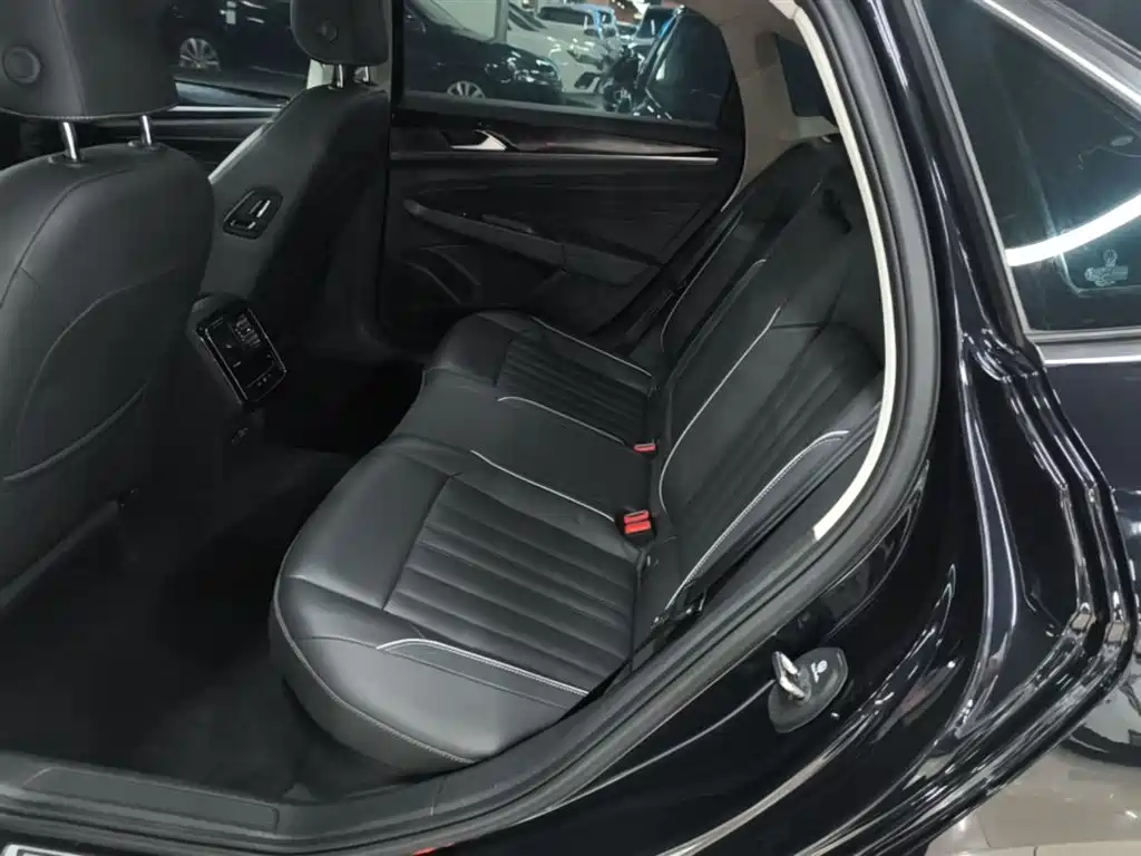 Volkswagen Passat — фото 17