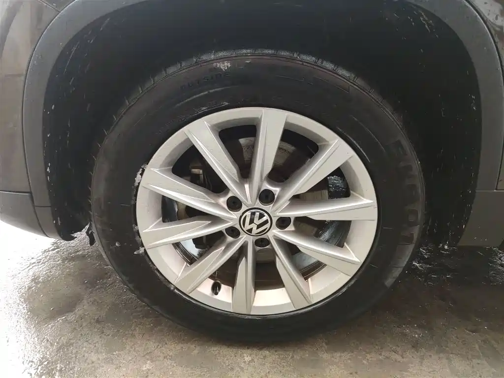 Volkswagen Tiguan — фото 25