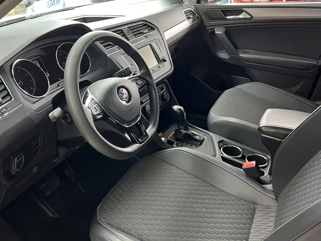 Volkswagen Tiguan L — фото 4