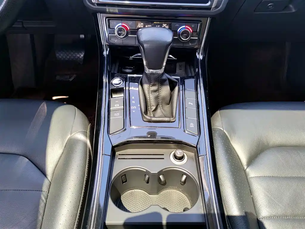 Volkswagen Phideon — фото 14