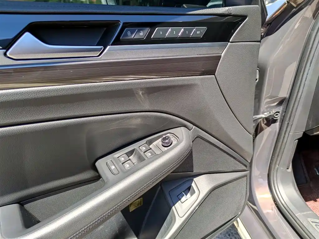 Volkswagen Phideon — фото 15