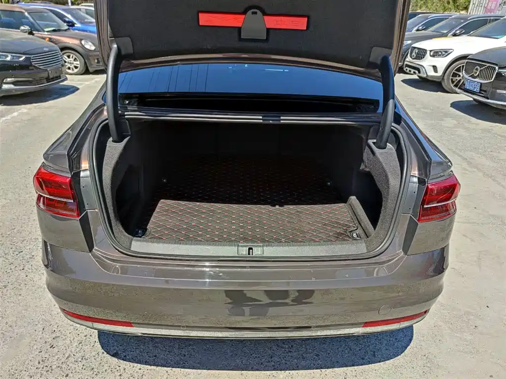 Volkswagen Phideon — фото 19