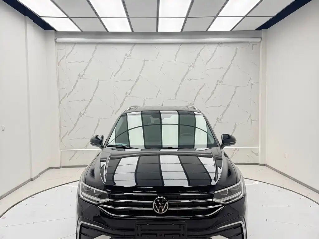 Volkswagen Tiguan L — фото 2