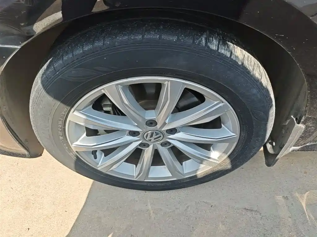 Volkswagen Passat — фото 23