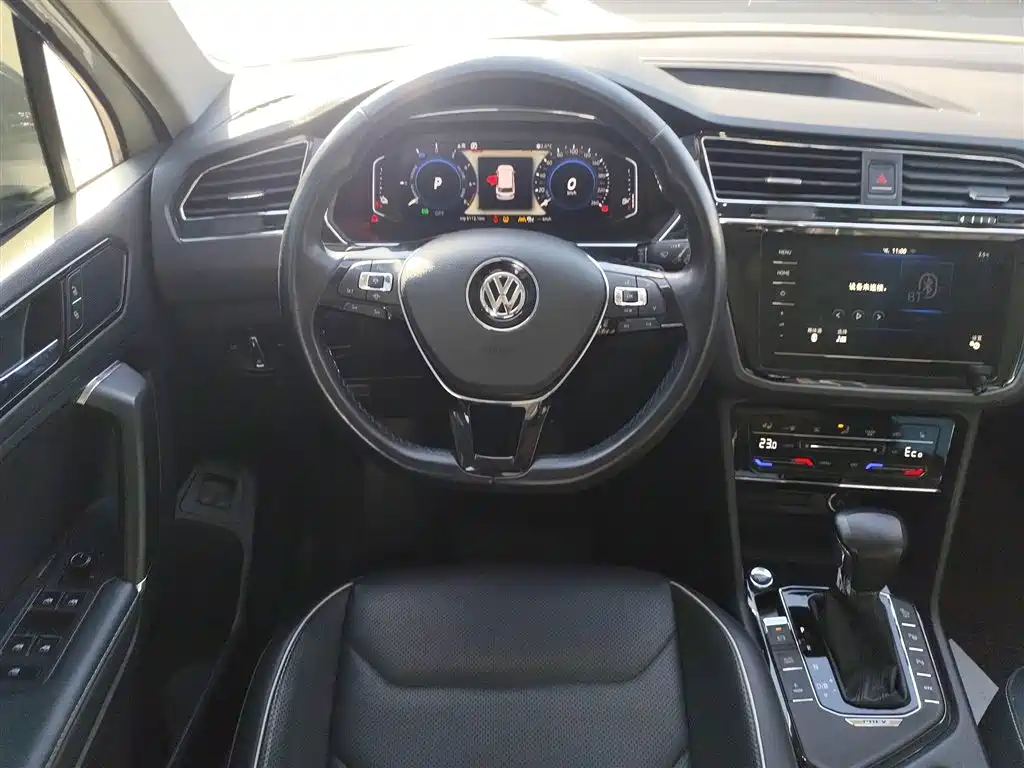 Volkswagen Tiguan L PHEV — фото 8