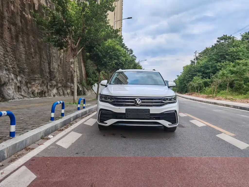 Volkswagen Tiguan L — фото 2