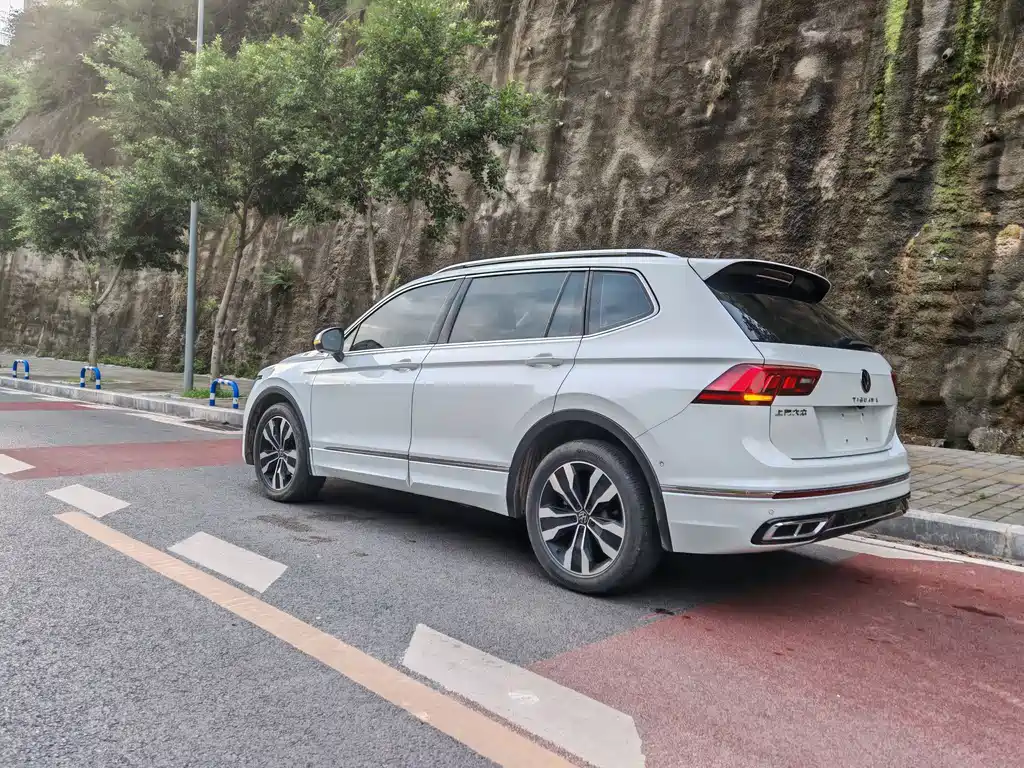 Volkswagen Tiguan L — фото 7
