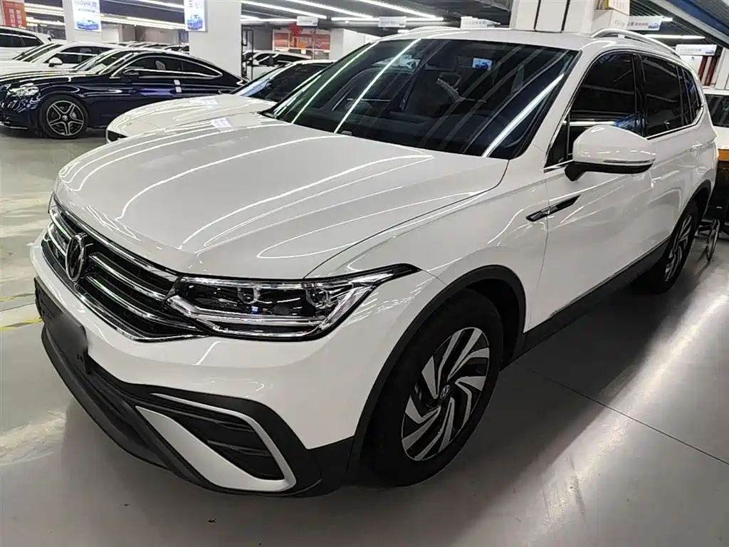Volkswagen Tiguan L — фото 2