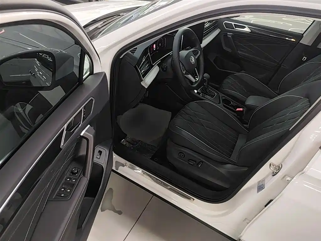 Volkswagen Tiguan L — фото 16