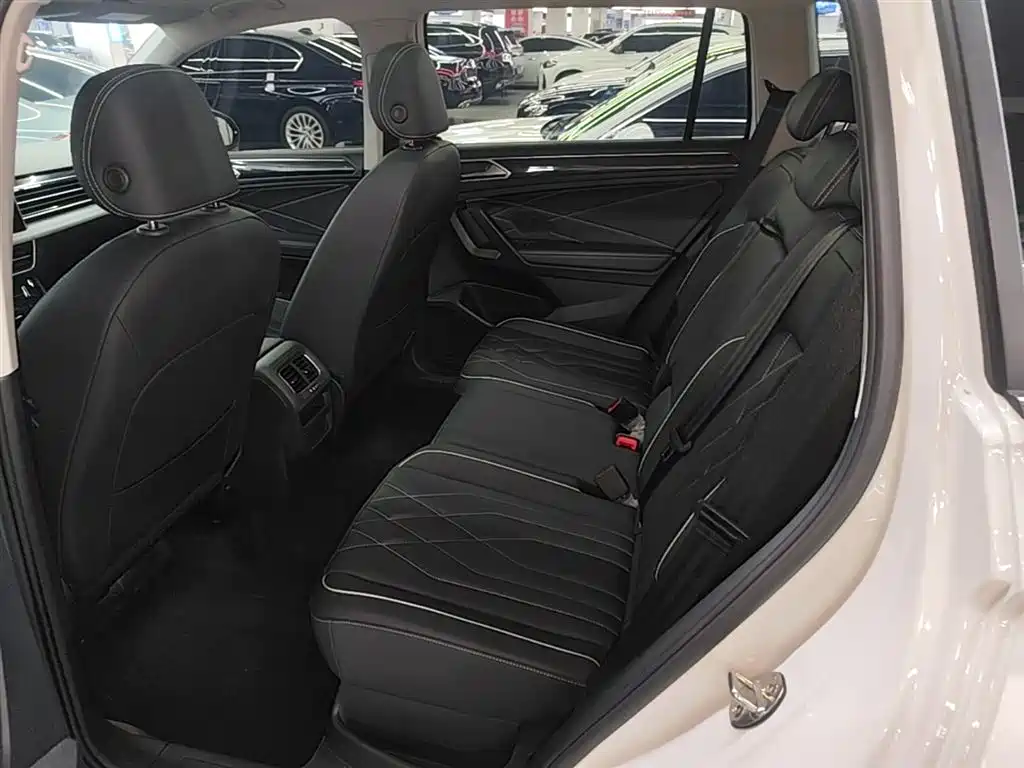 Volkswagen Tiguan L — фото 17