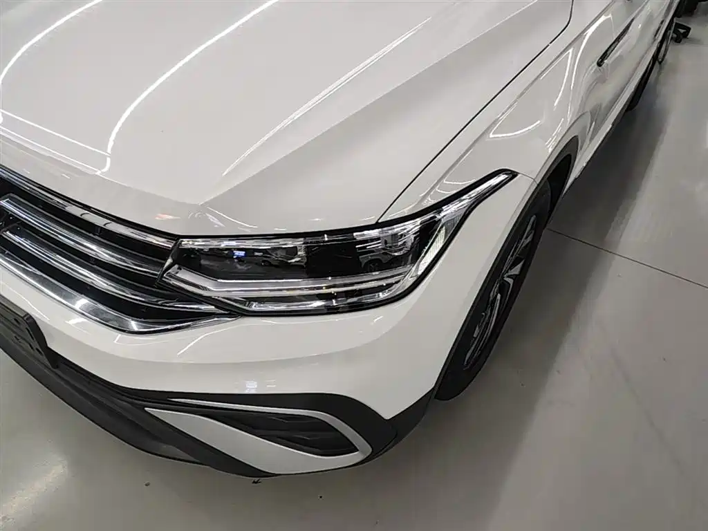 Volkswagen Tiguan L — фото 24