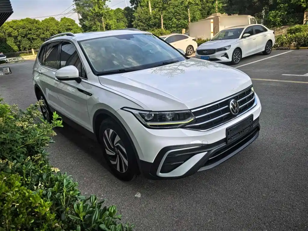 Volkswagen Tiguan L — фото 3