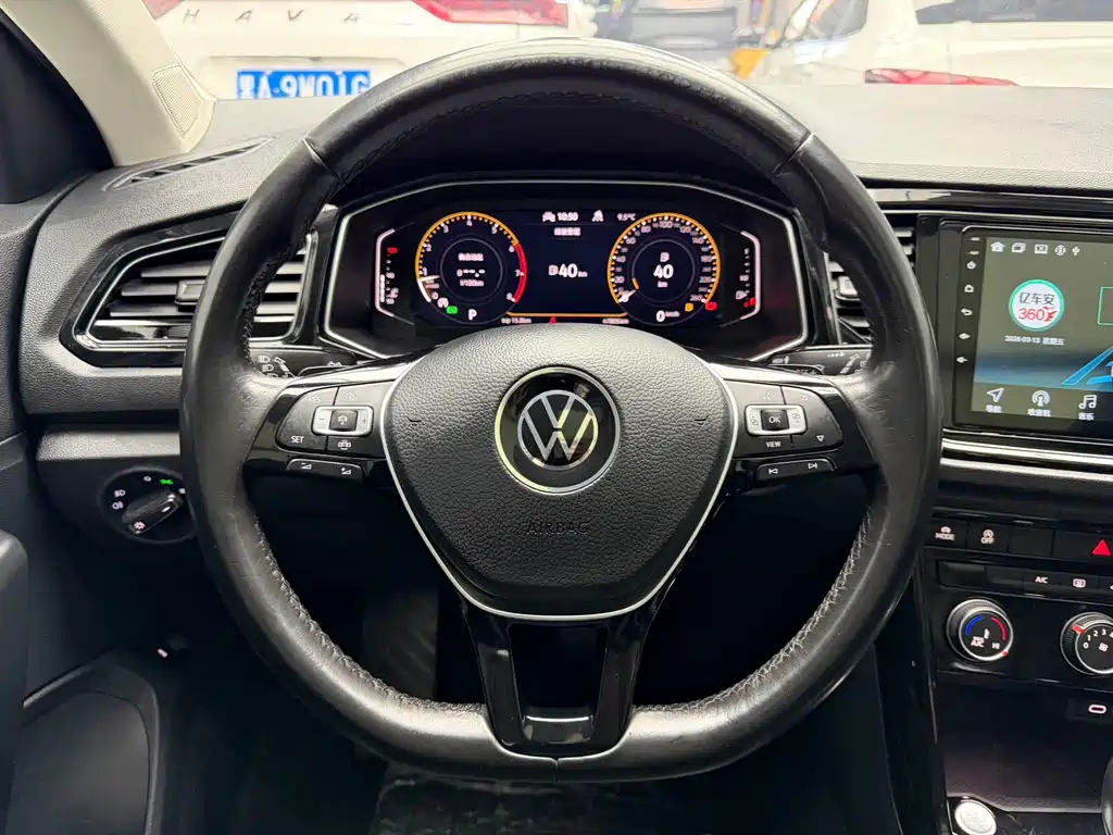 Volkswagen T-Roc — фото 18