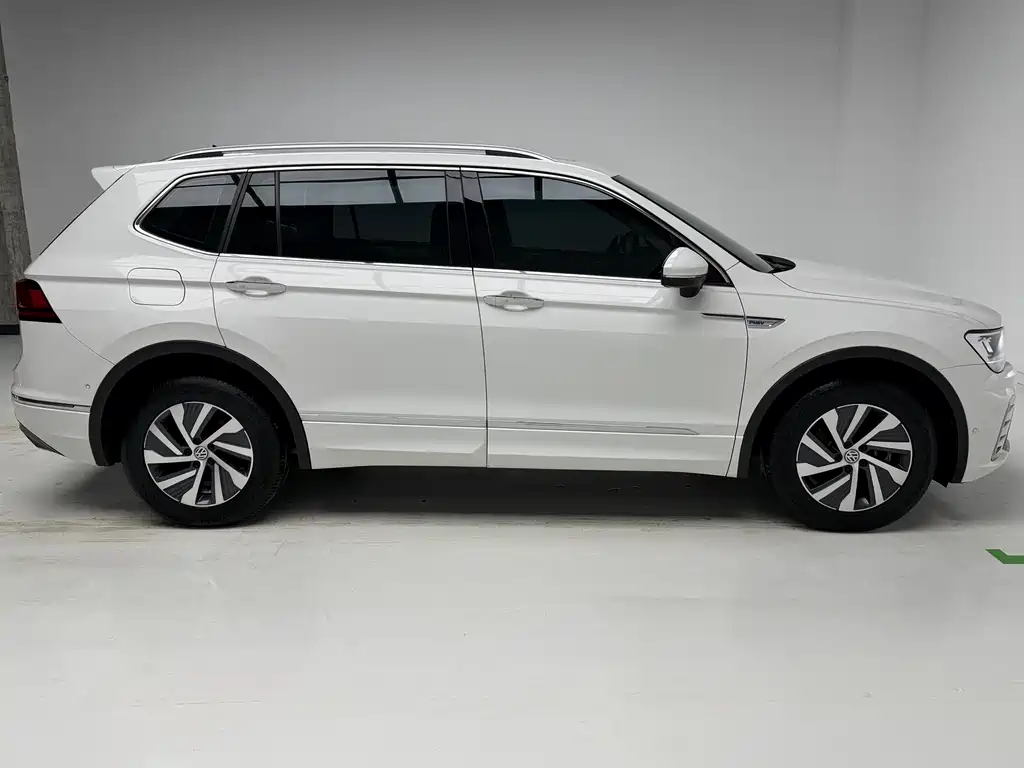 Volkswagen Tiguan L PHEV — фото 7