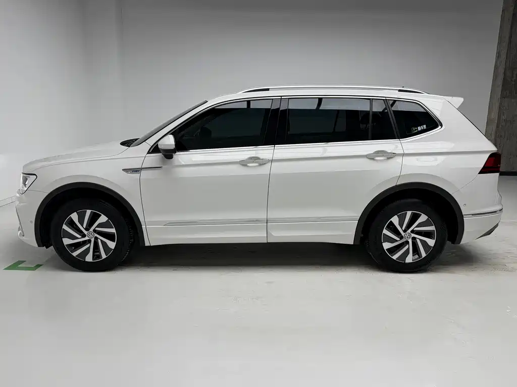 Volkswagen Tiguan L PHEV — фото 9