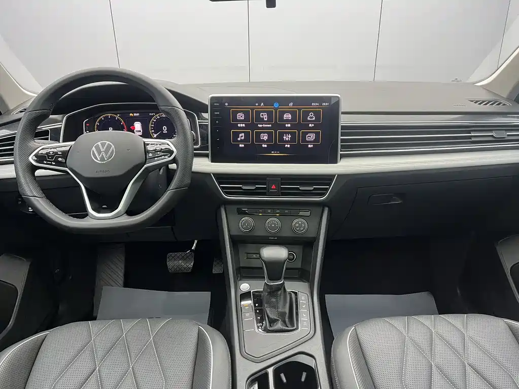 Volkswagen Tiguan L — фото 9