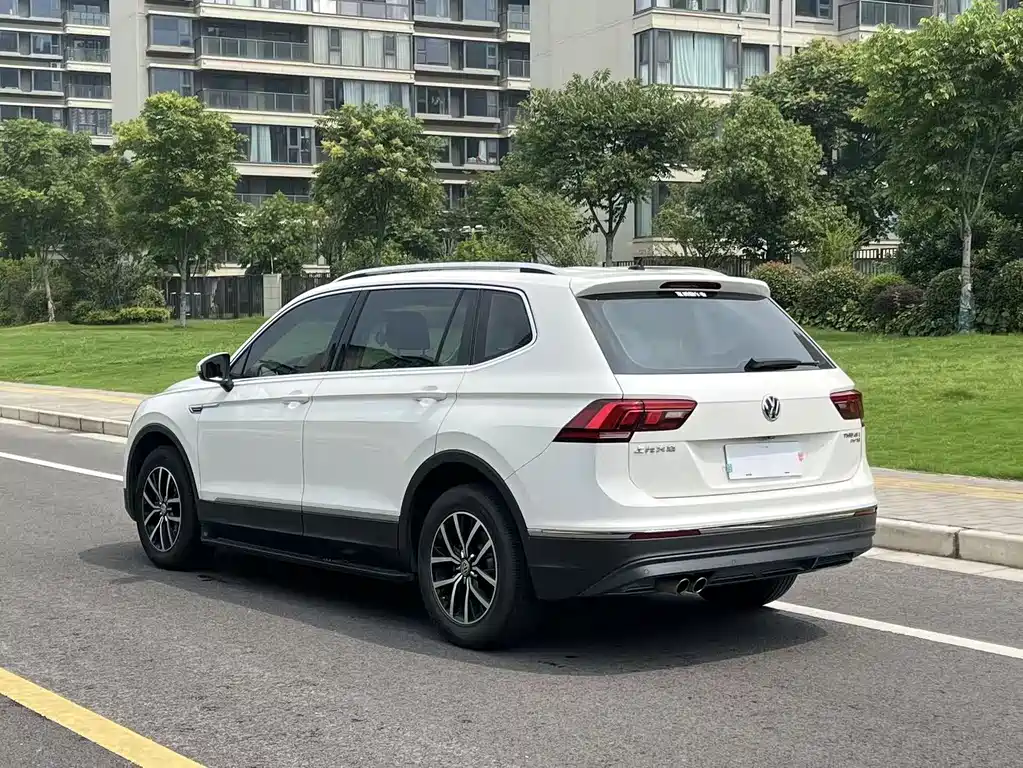 Volkswagen Tiguan L — фото 6