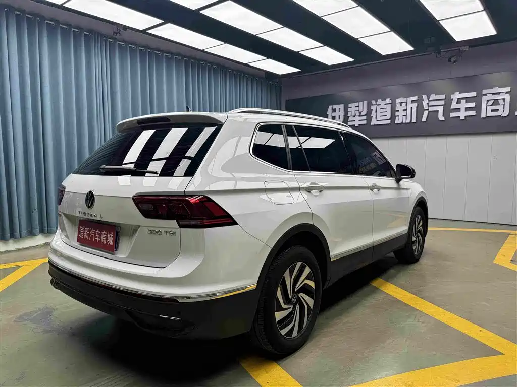 Volkswagen Tiguan L — фото 9