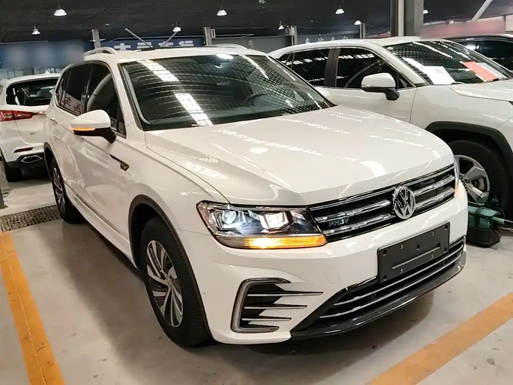 Volkswagen Tiguan L PHEV — фото 4