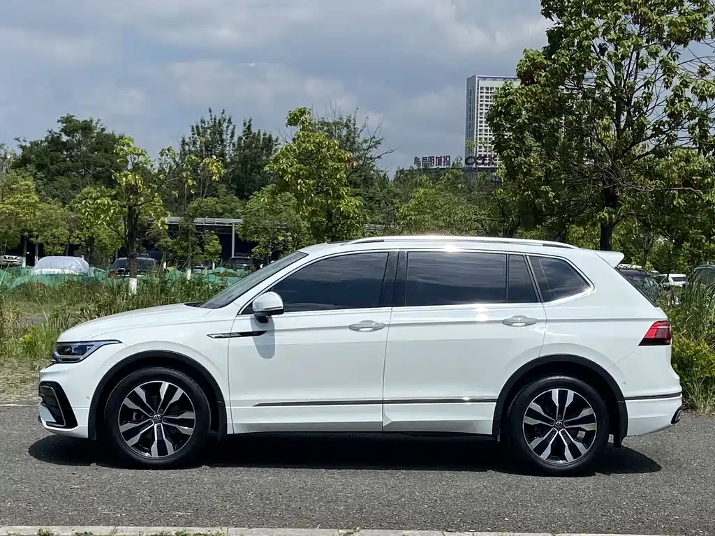 Volkswagen Tiguan L — фото 5
