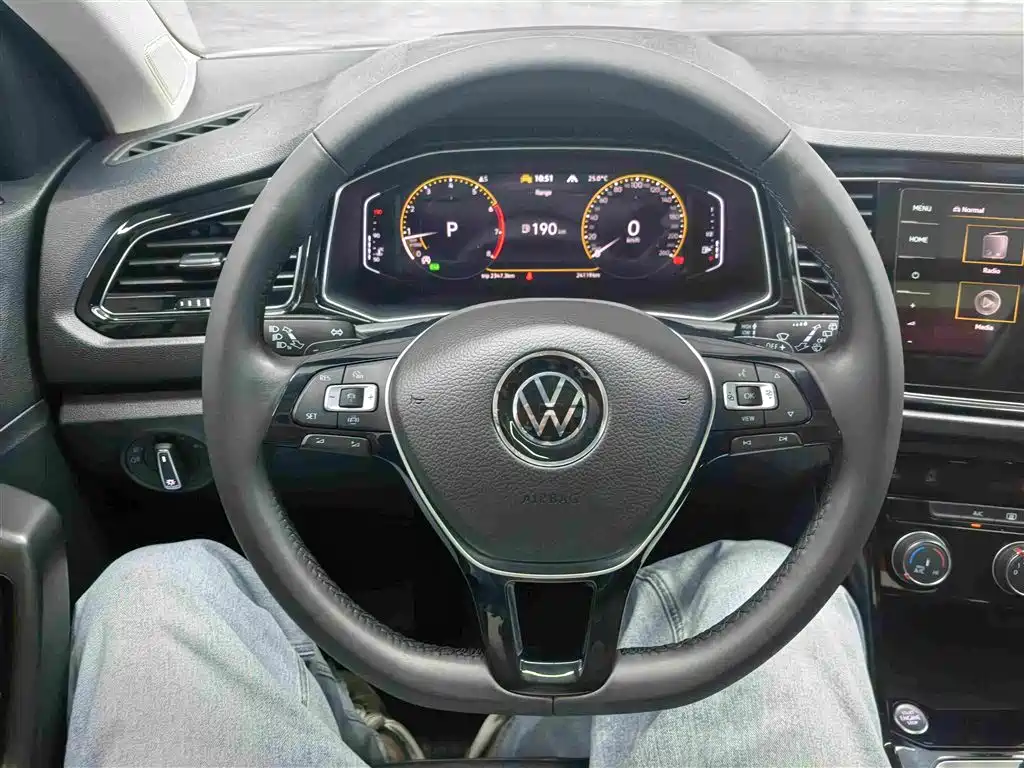 Volkswagen T-Roc — фото 13