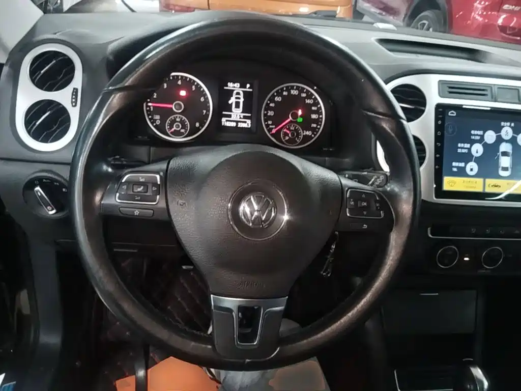 Volkswagen Tiguan — фото 11