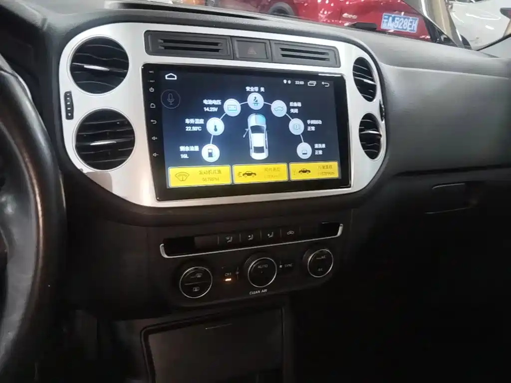 Volkswagen Tiguan — фото 13