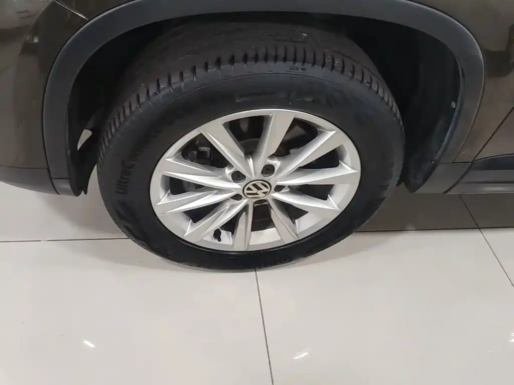 Volkswagen Tiguan — фото 23