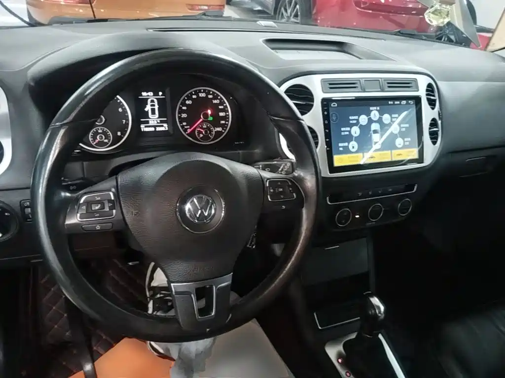 Volkswagen Tiguan — фото 10