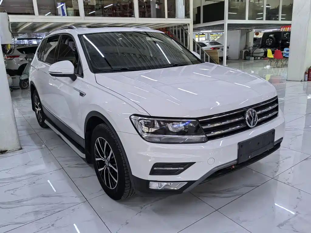 Volkswagen Tiguan L — фото 3