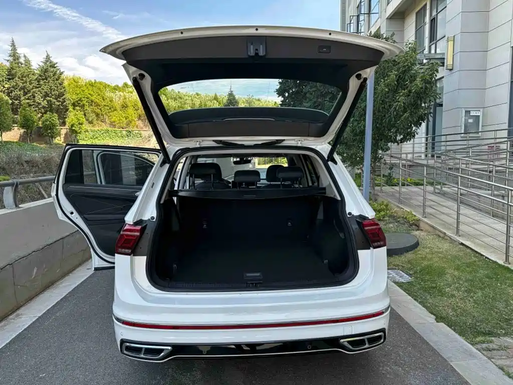 Volkswagen Tiguan L — фото 2