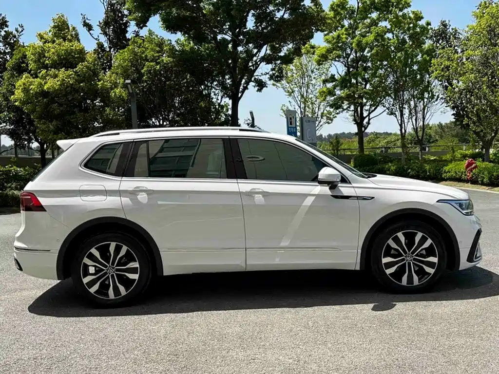 Volkswagen Tiguan L — фото 10