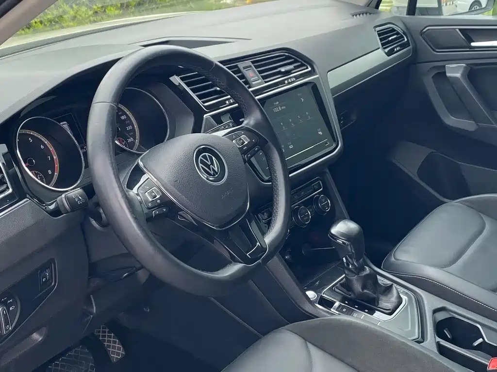Volkswagen Tiguan L — фото 3