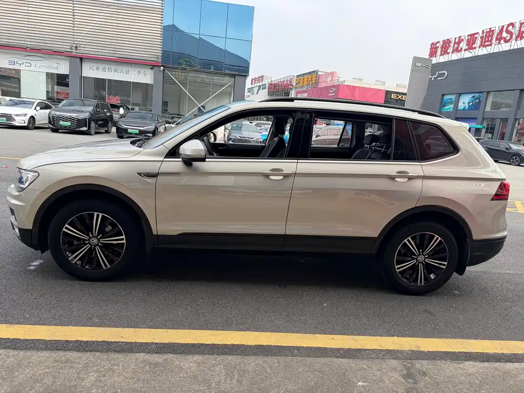 Volkswagen Tiguan L — фото 5