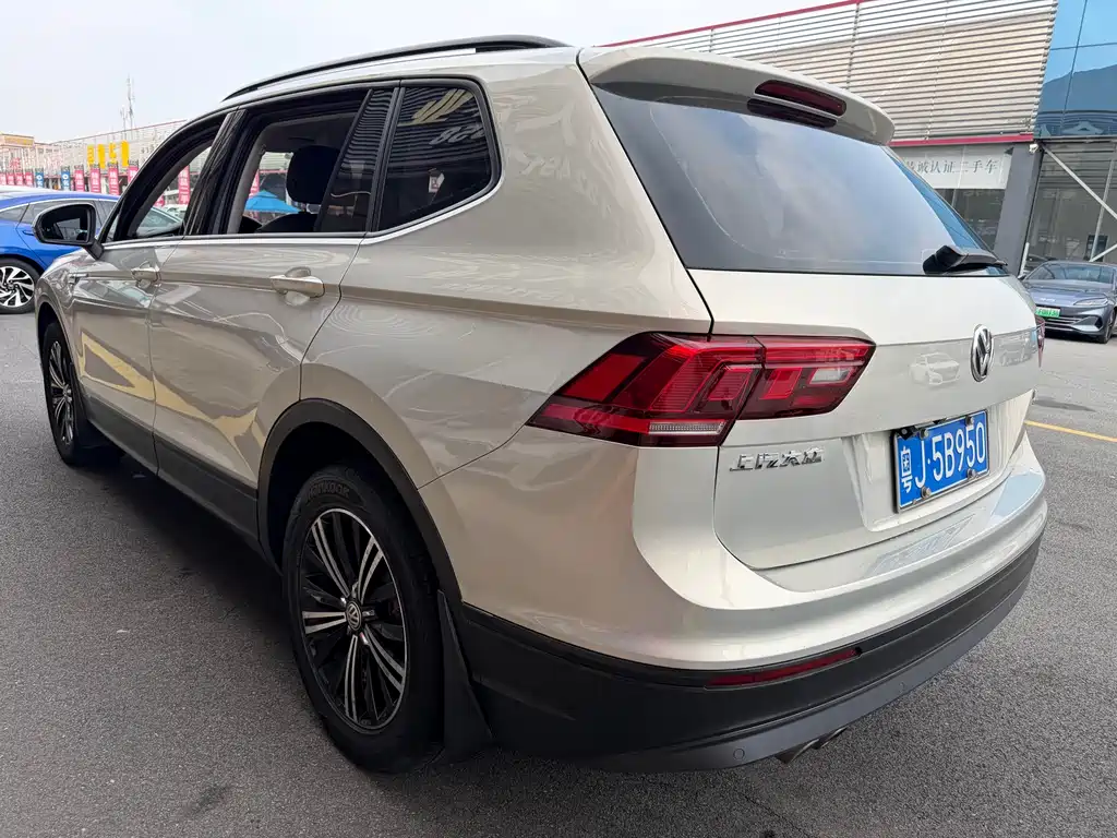 Volkswagen Tiguan L — фото 8