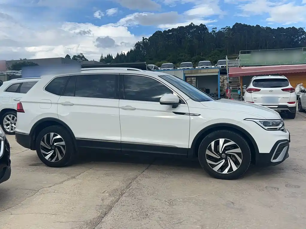 Volkswagen Tiguan L — фото 9