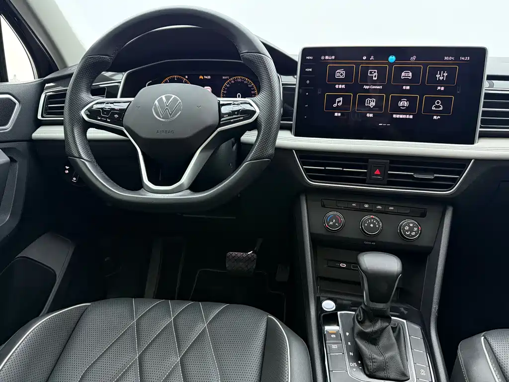 Volkswagen Tiguan L — фото 9