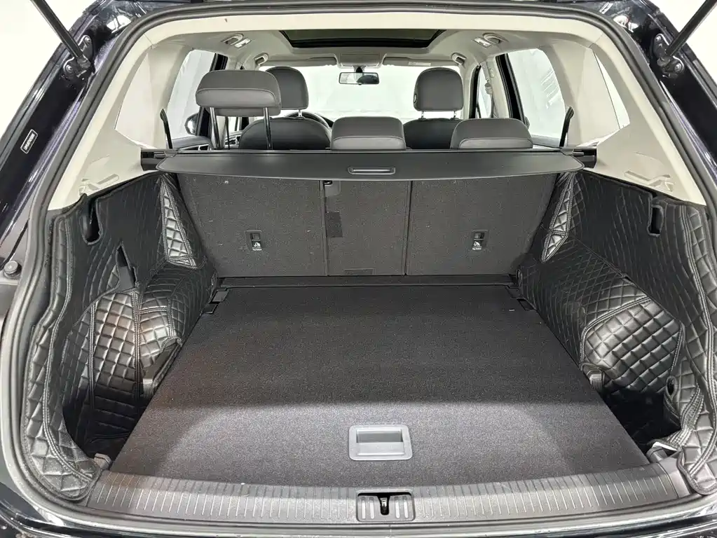 Volkswagen Tiguan L — фото 10
