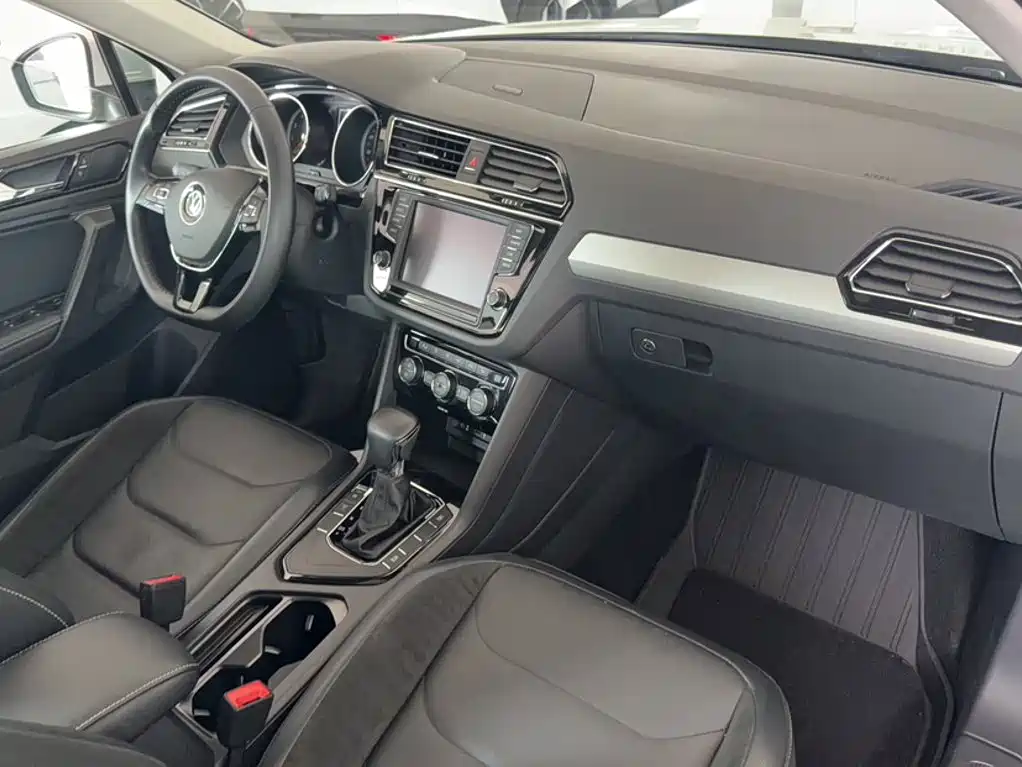 Volkswagen Tiguan L — фото 15