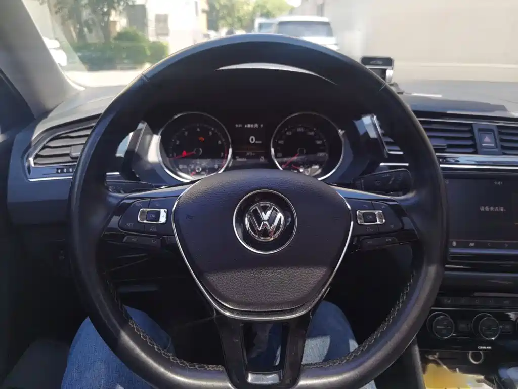 Volkswagen Tiguan L — фото 3