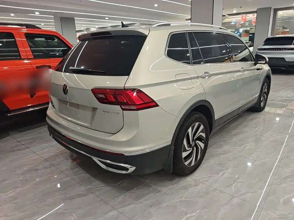Volkswagen Tiguan L — фото 7