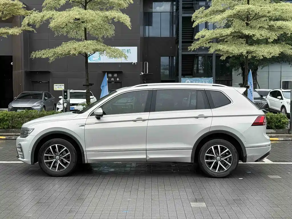 Volkswagen Tiguan L PHEV — фото 10