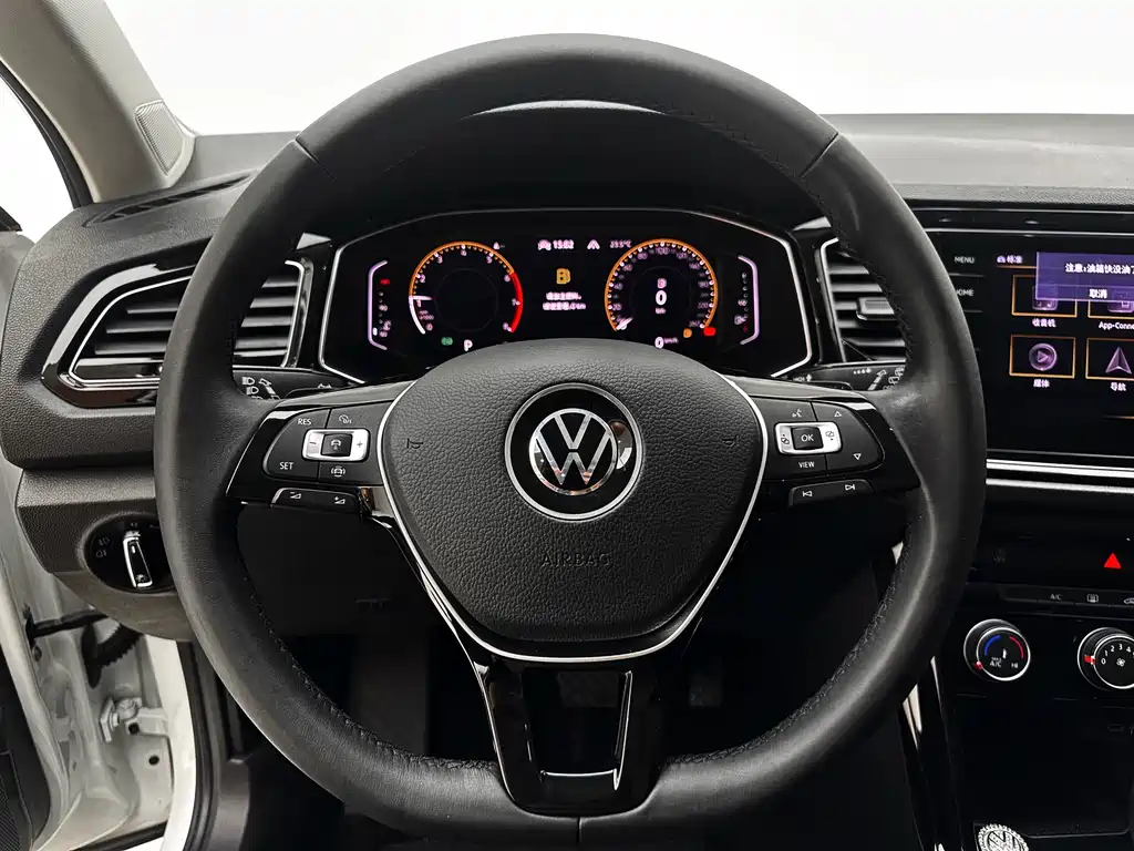 Volkswagen T-Roc — фото 14