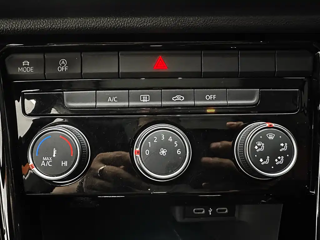 Volkswagen T-Roc — фото 17