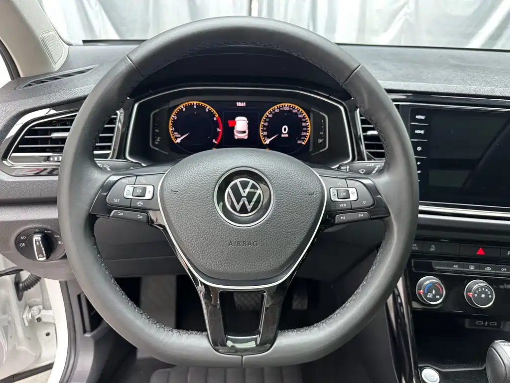 Volkswagen T-Roc — фото 8